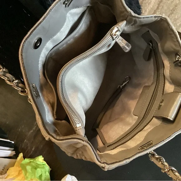 Michael Kors large quilted gray shoulder bag with silver chain straps - Picture 5 of 9